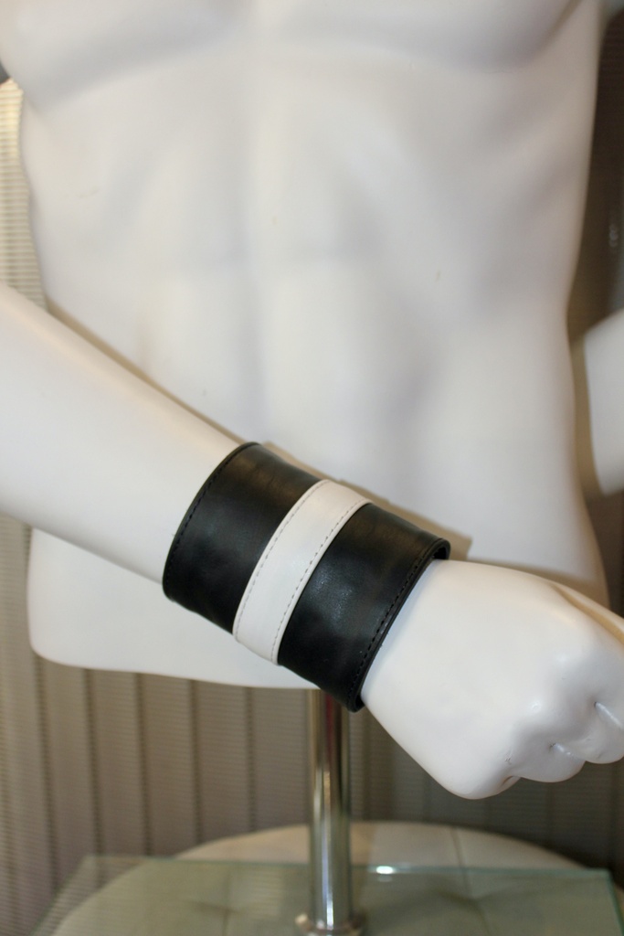 GAYT*GEAR LEATHER ZIP WALLET CUFF